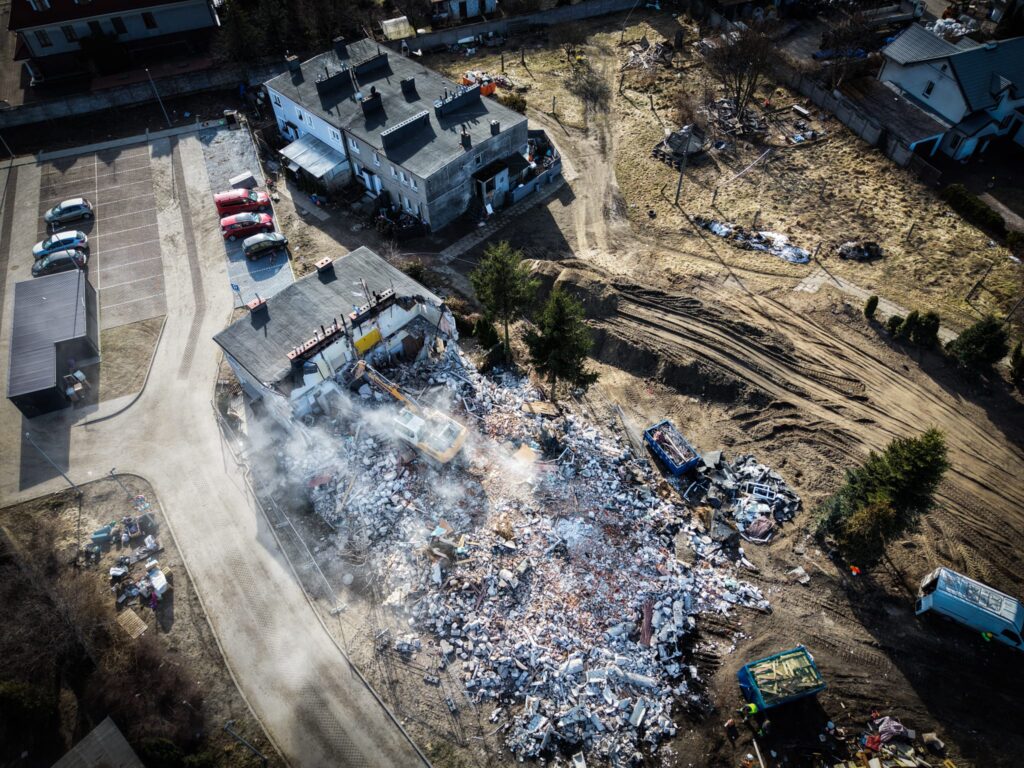 wyburzanie budynku wielorodzinnego bloku kamienicy