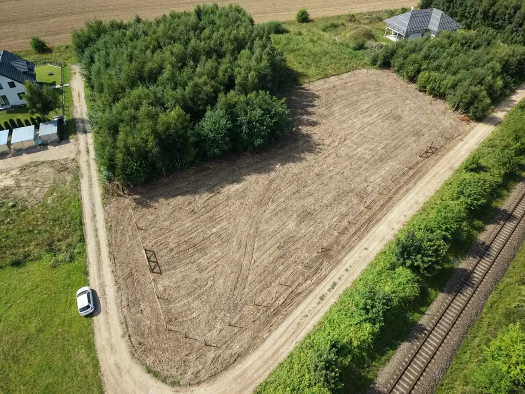 Gnieżdżewo mulczowanie terenu oraz ogrodzenie siatka leśna Mulczowanie terenu na kaszubach