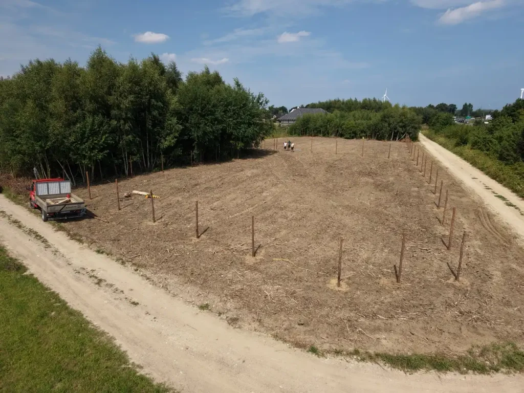 Montaż ogrodzenia z siatki leśnej - ogrodzenie budowlane